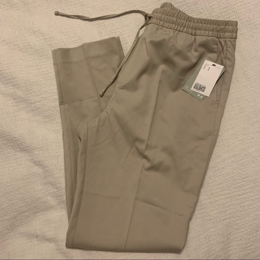 NWT Men’s Beige Slim Fit Joggers Size Medium
